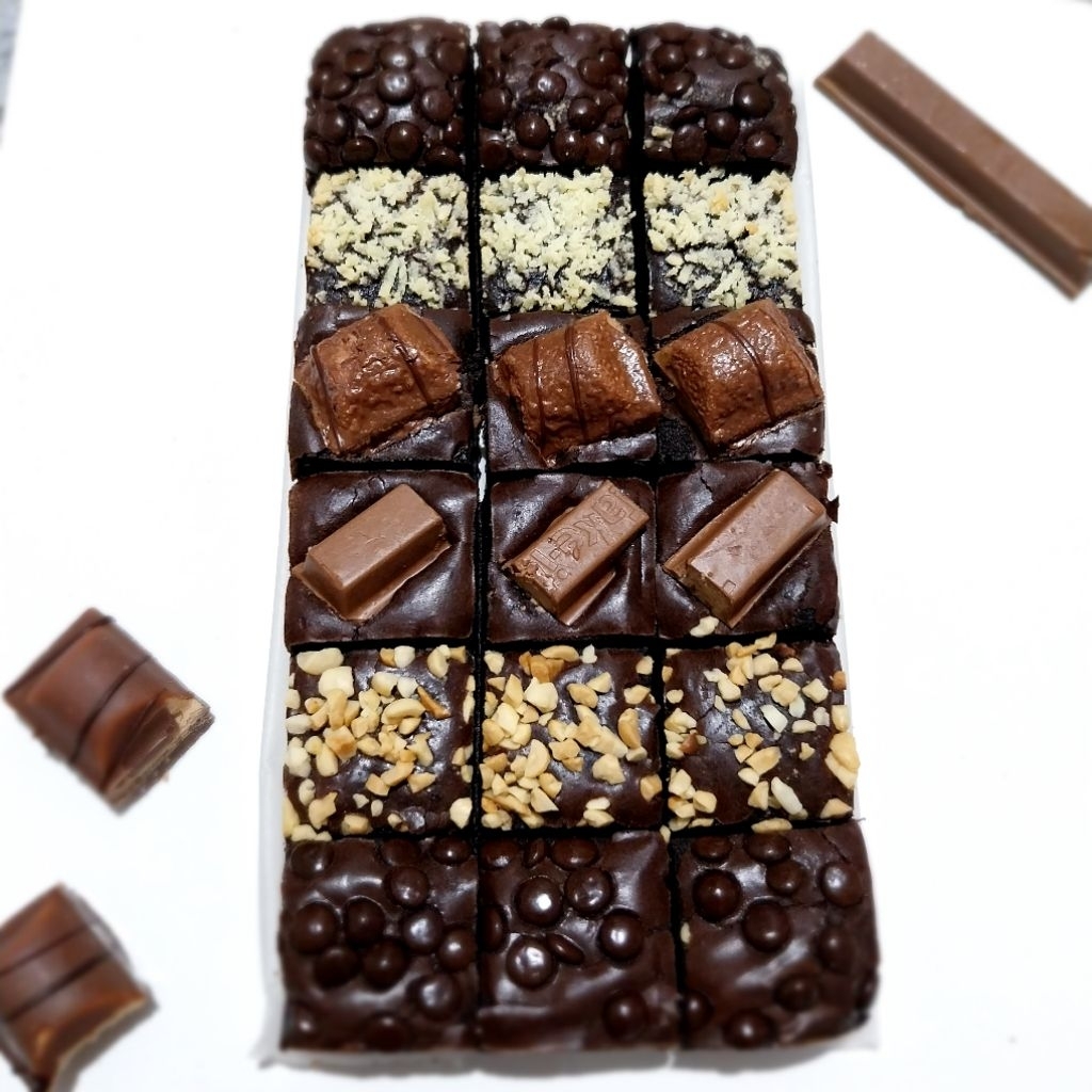 FUDGY BROWNIES PREMIUM 20x10 |TOPING PREMIUM| DAILY TREAT Lotus Biscoff / KitKat | Brownies Sekat To