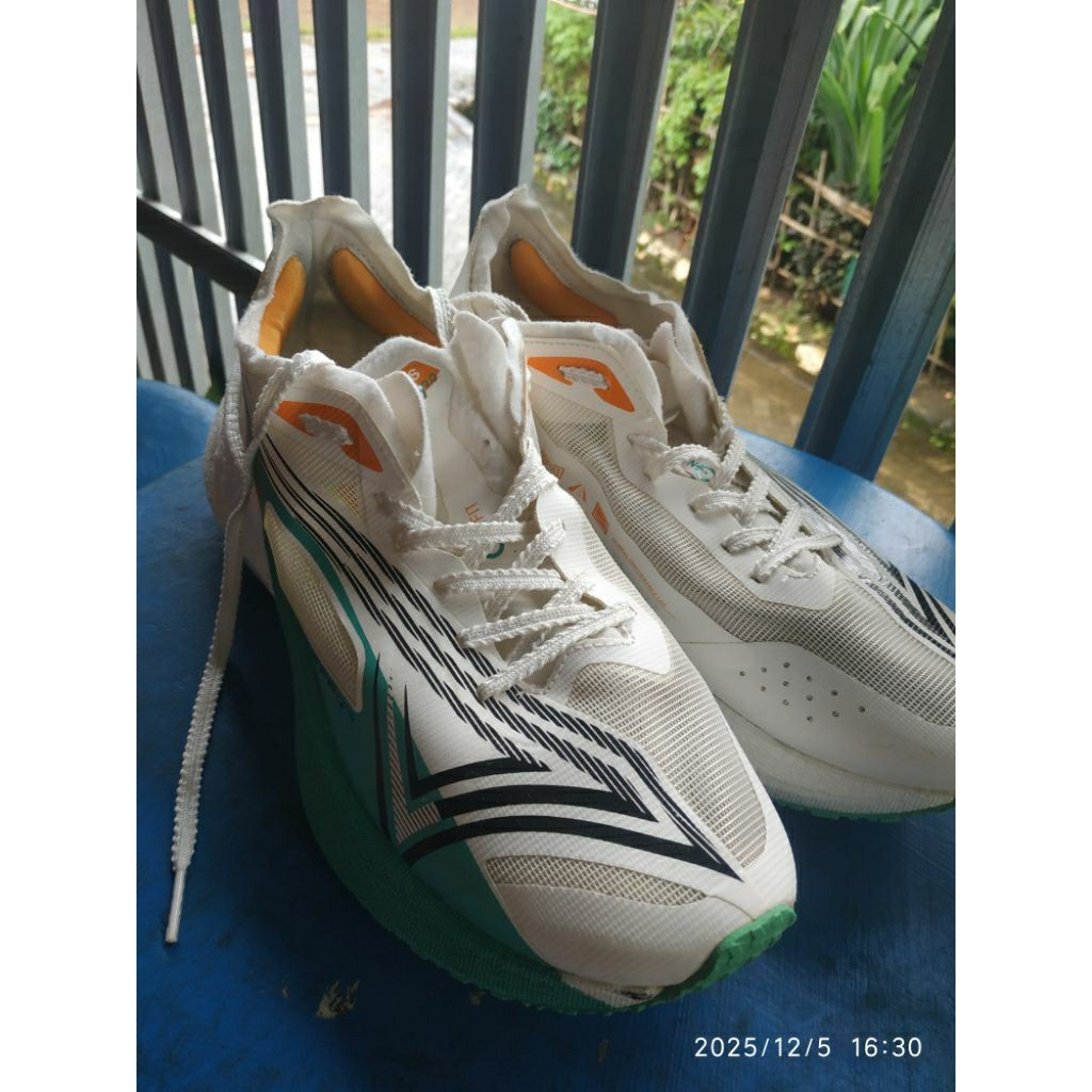 sepatu running second