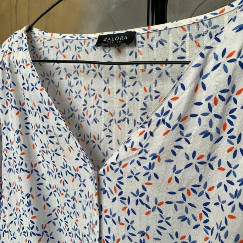 (preloved) Atasan wanita blouse floral zalora bunga semi crop