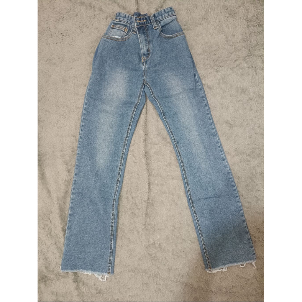 (PRELOVED) Jeans Wanita REDMANGO High-waist Biru Muda - Raw Hem (LP 60cm)