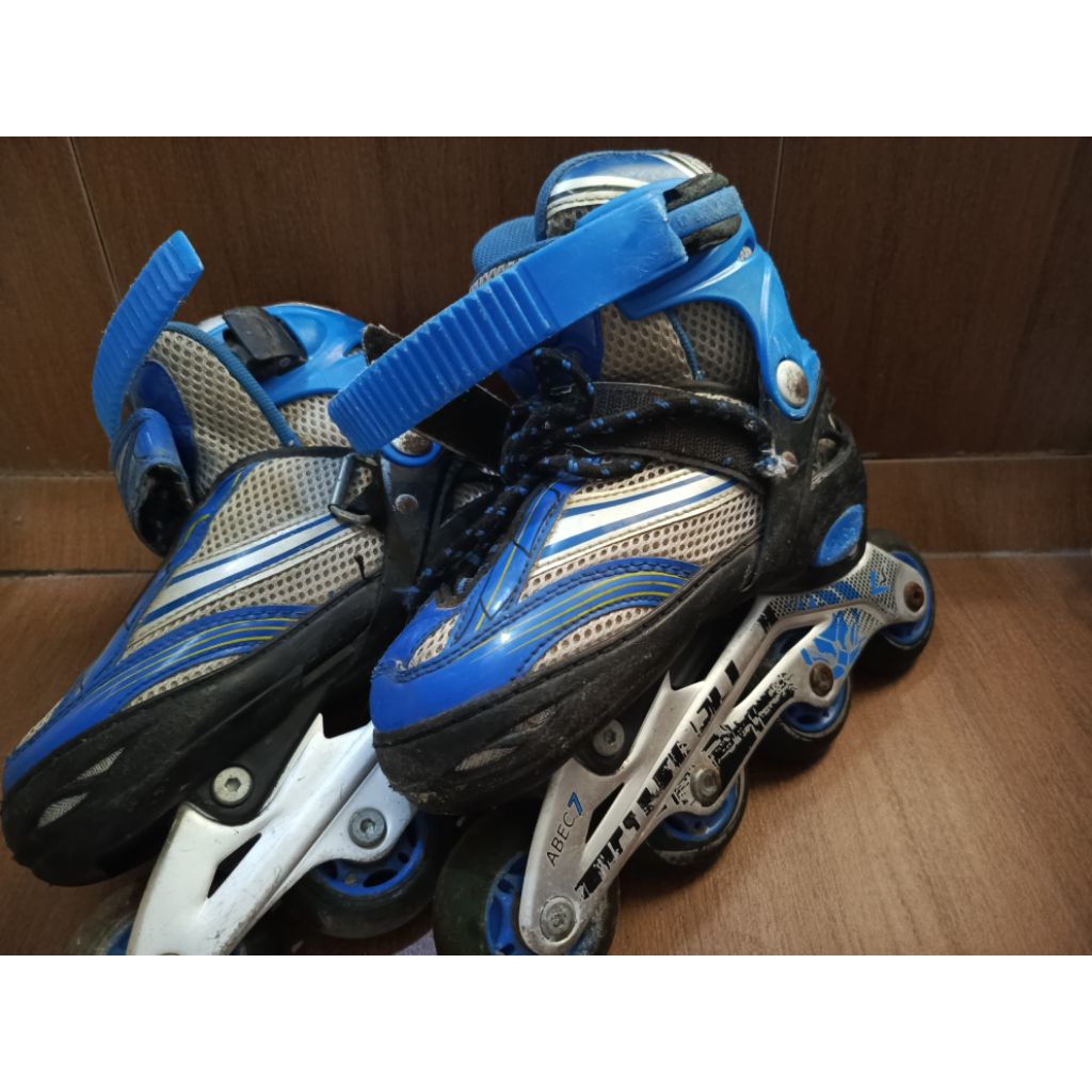 Sepatu Roda Biru Roda nyala (Preloved)