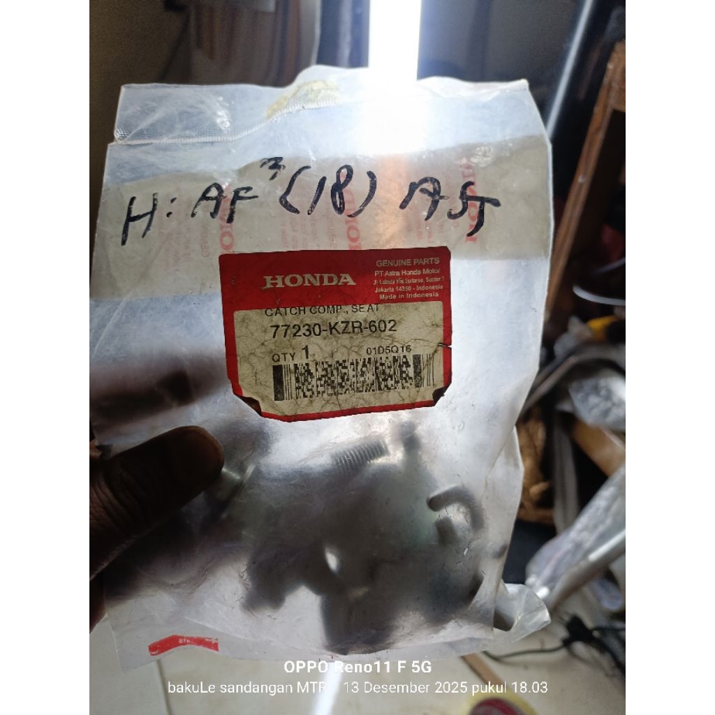 77230 ktm 850 breket engsel dudukan pengait kunci jok Honda Vario original ORI asli AHM