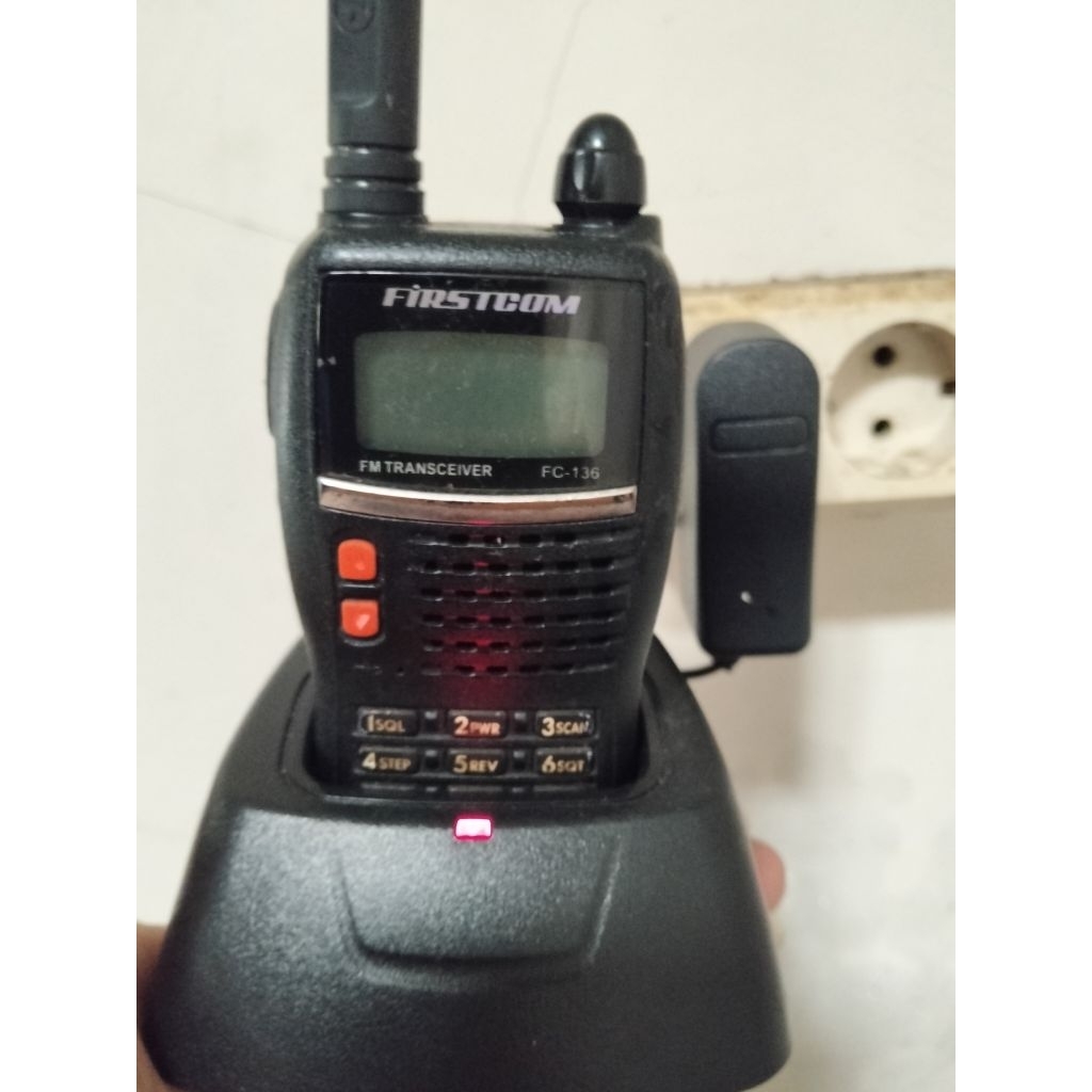 HT Firstcom FC-136 VHF Second Mulus lengkap charger