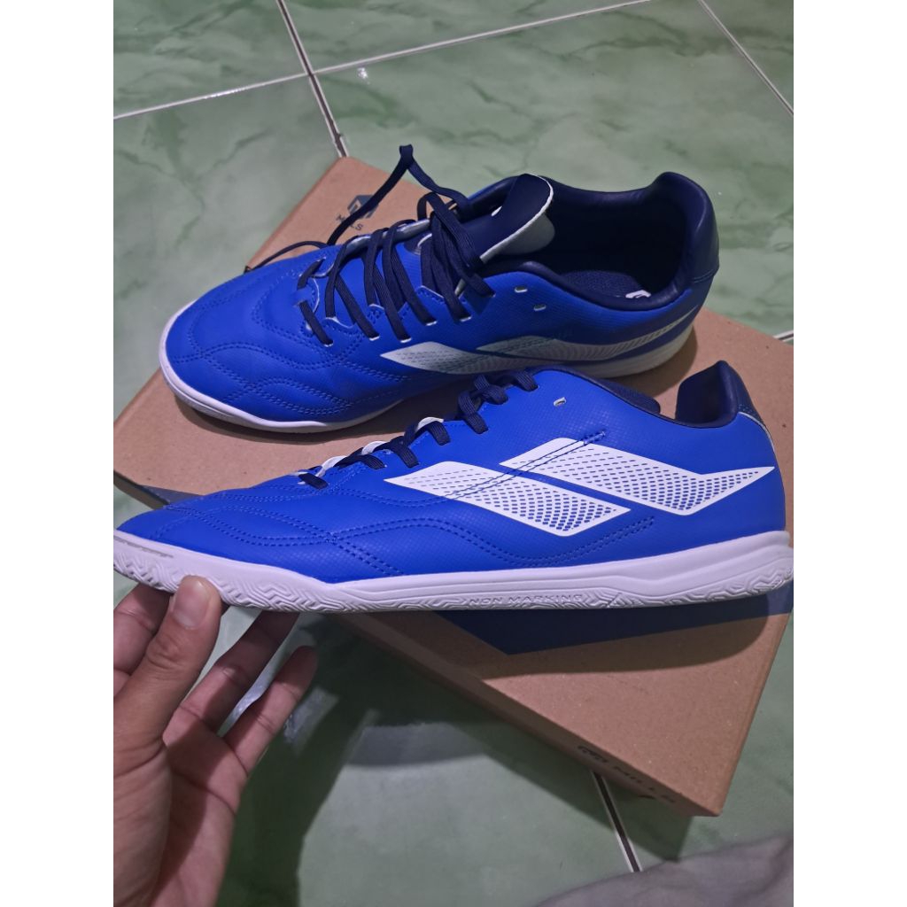 SEPATU FUTSAL TOKO SEPATU BOLA CAKEP WARNA PEKAT LIKE NEW HANYA DIPAKAI SEKALI