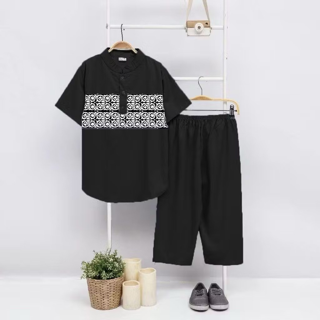 Setelan Baju Koko Anak Laki-Laki Lengan Pendek Hitam Polos dengan Aksen Garis Motif Geometris Putih 