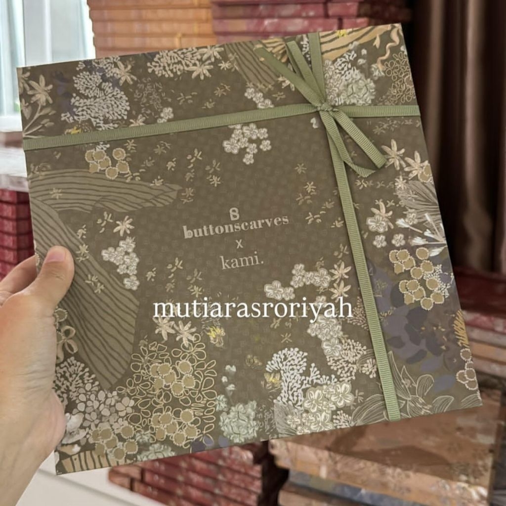 READY STOCK Buttonscarves x Kami NEW WITH BOX Kimmonia Scarf Pesto Hijau Green Olive Ijo Jemima Kami