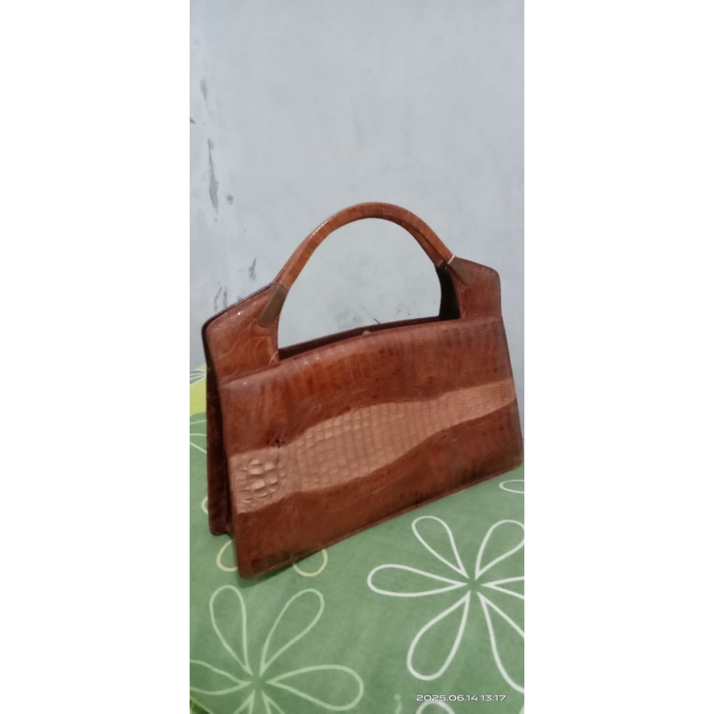 tas kulit buaya asli papua