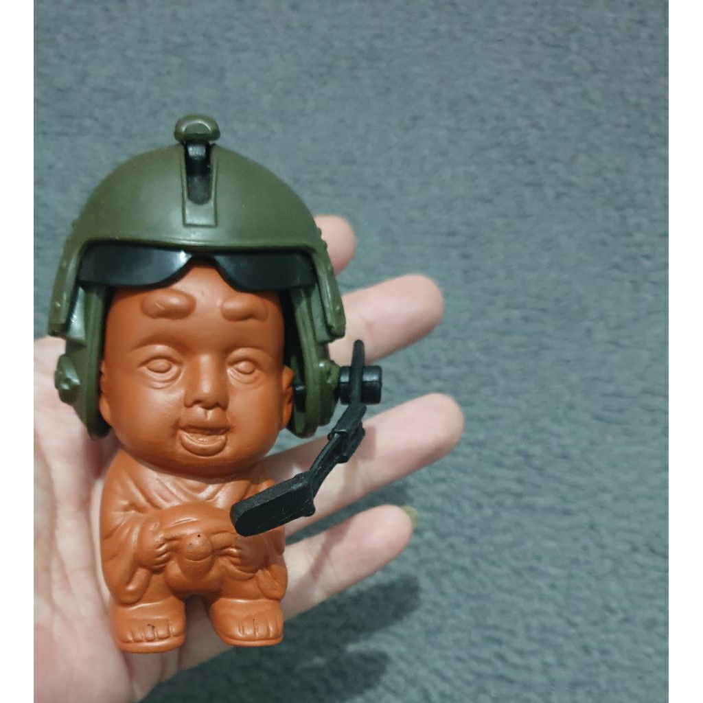 Pajangan figure dan helm US Army