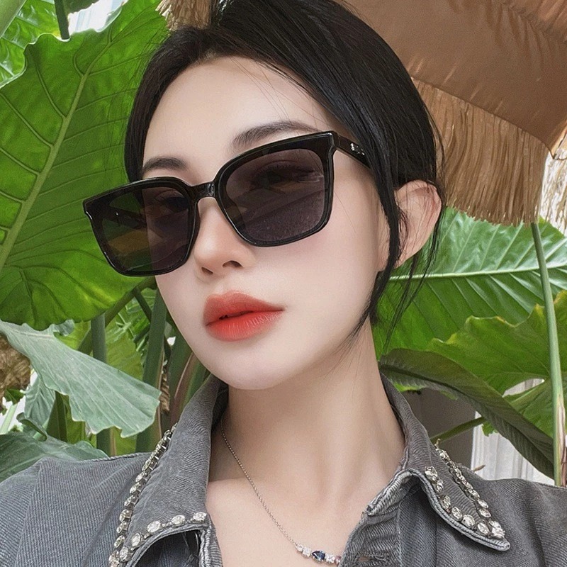 Kacamata Hitam Wanita - Model Kotak, Perlindungan UV, Bahan Plastik, Warna Hitam/Hitam