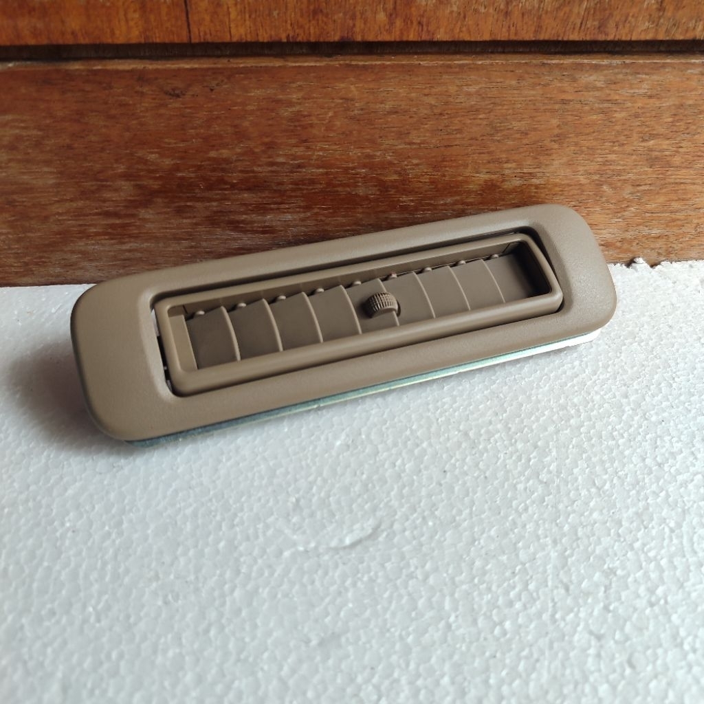 Kisi Kisi AC Tengah belakang Toyota Innova