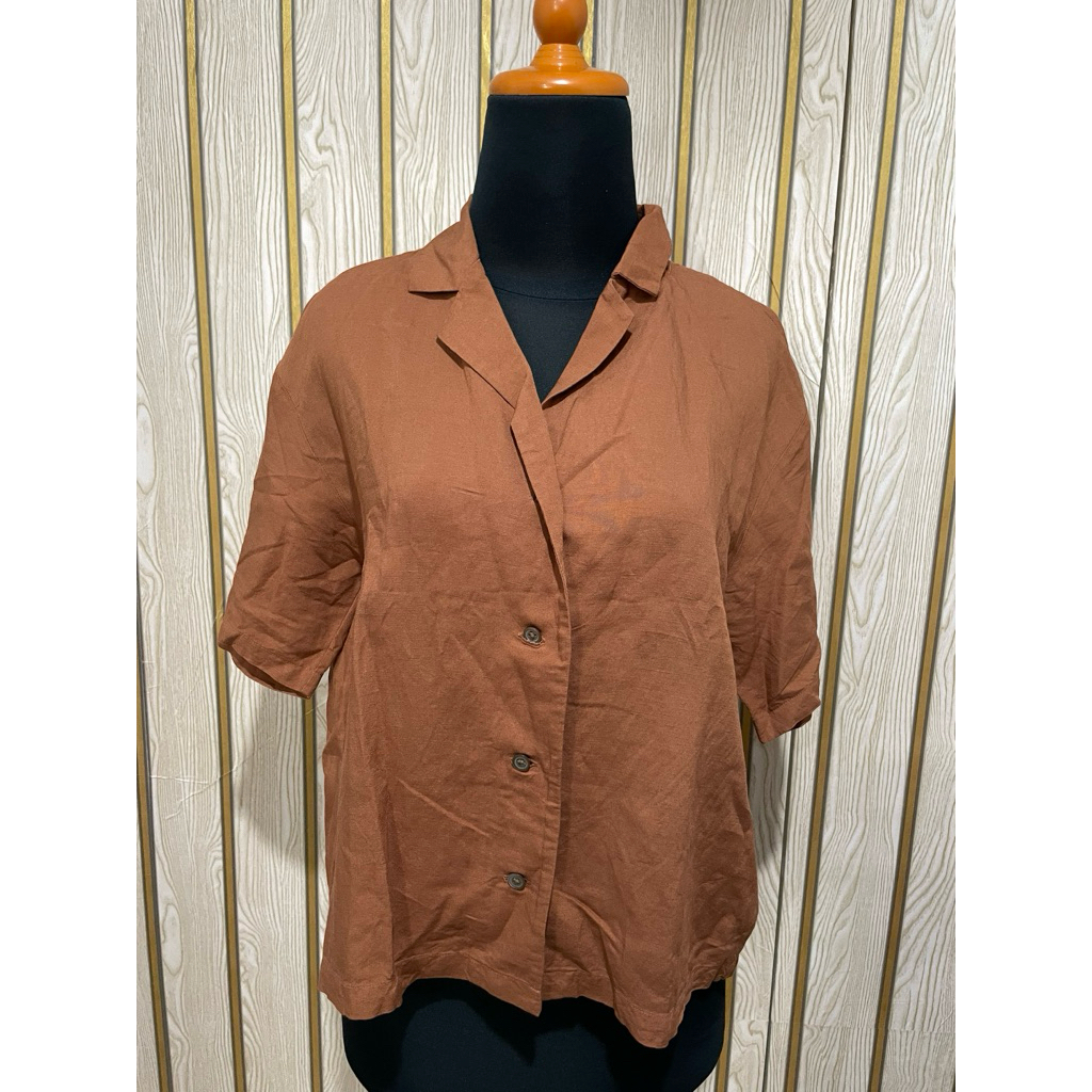 PL Uniqlo Kemeja Wanita Lengan Pendek Warna Coklat – Simpel, Stylish & Nyaman