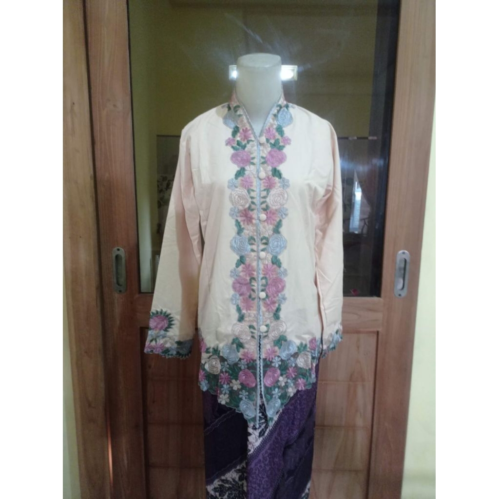 Kebaya Bordir + Rok Panjang