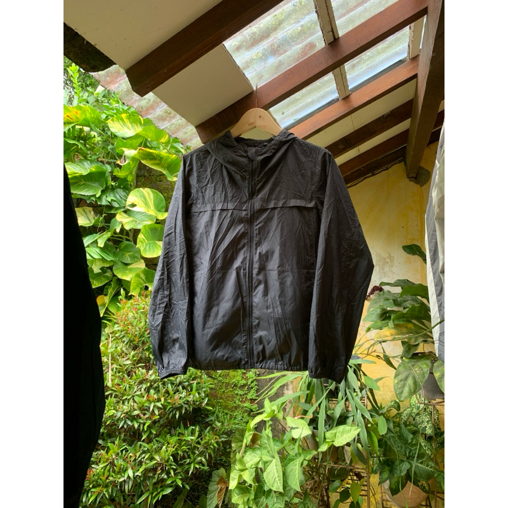 UNIQLO LIGHTWEIGHT JAKET PARASUT HITAM RUNNING OLAHRAGA