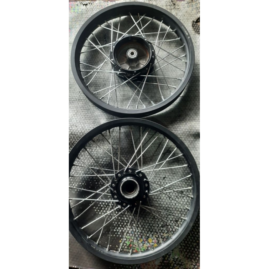 Velg yamaha rx king variasi jari jari warna hitam dop,