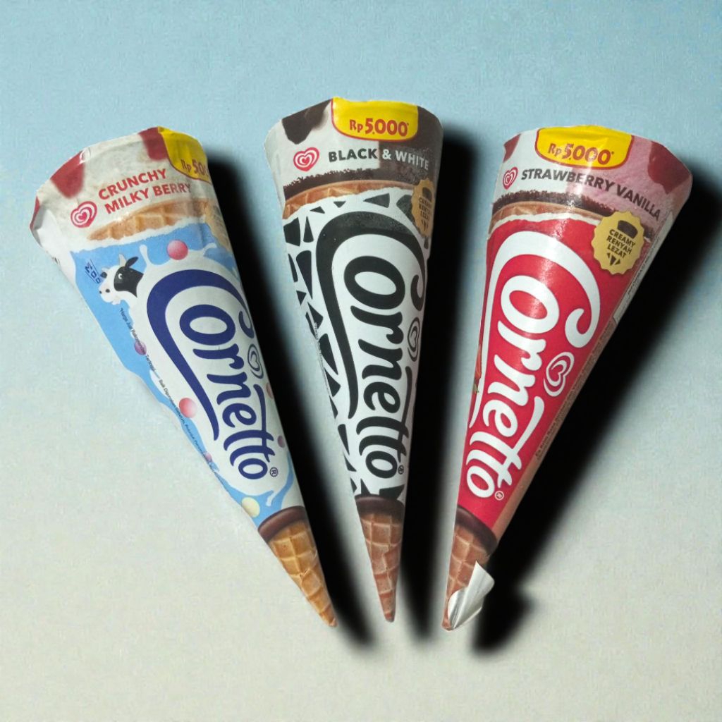 Es Krim Walls Cornetto Black White Strawberry Vanilla Cruncy Milky Berry