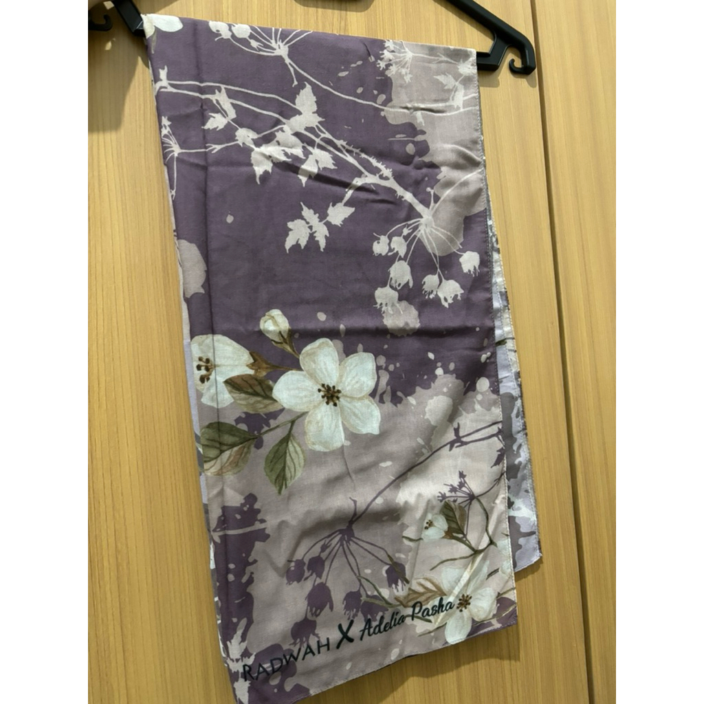 PRELOVED Hijab 2 warna Radwah x Adelia Pasha