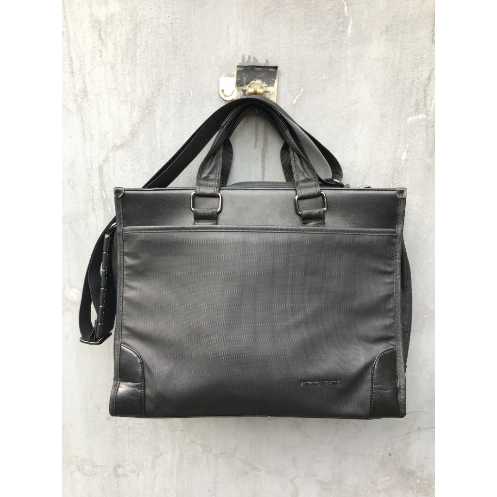 Tas Selempang Hitam Mark Ryden