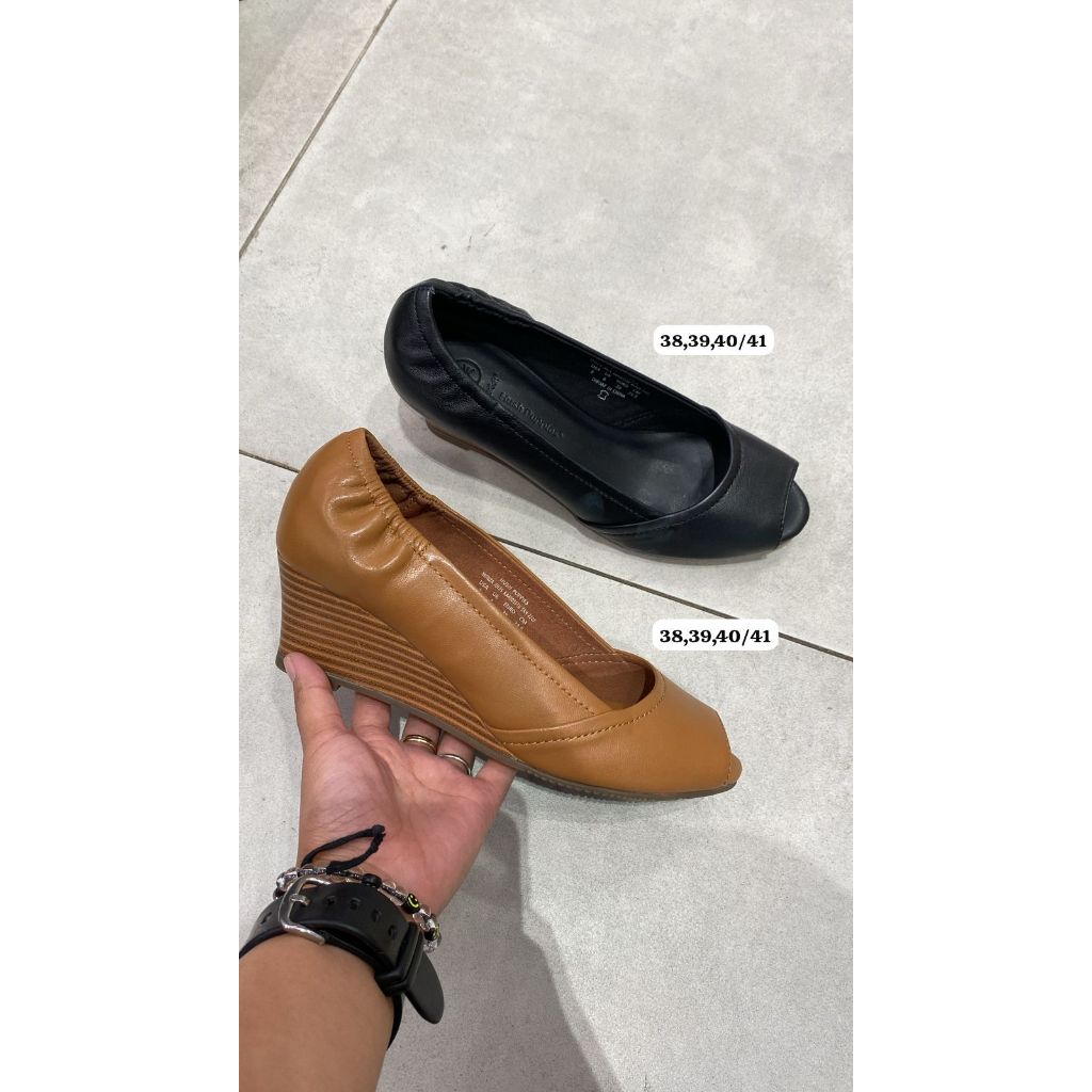 Sepatu Wedges Hush Puppies
