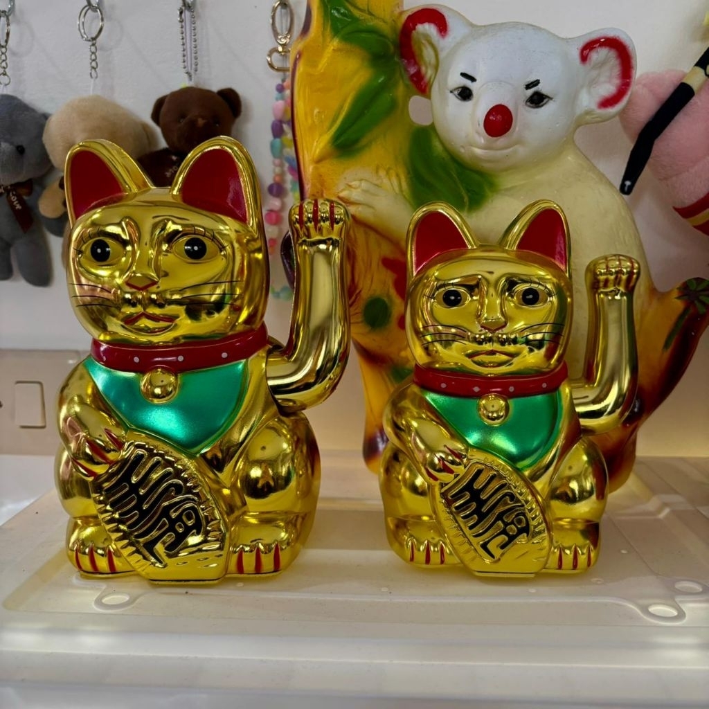 PATUNG KUCING KEBERUNTUNGAN MANEKI NEKO EMAS / KUCING HOKI TANGAN GOYANG LUCKY CAT