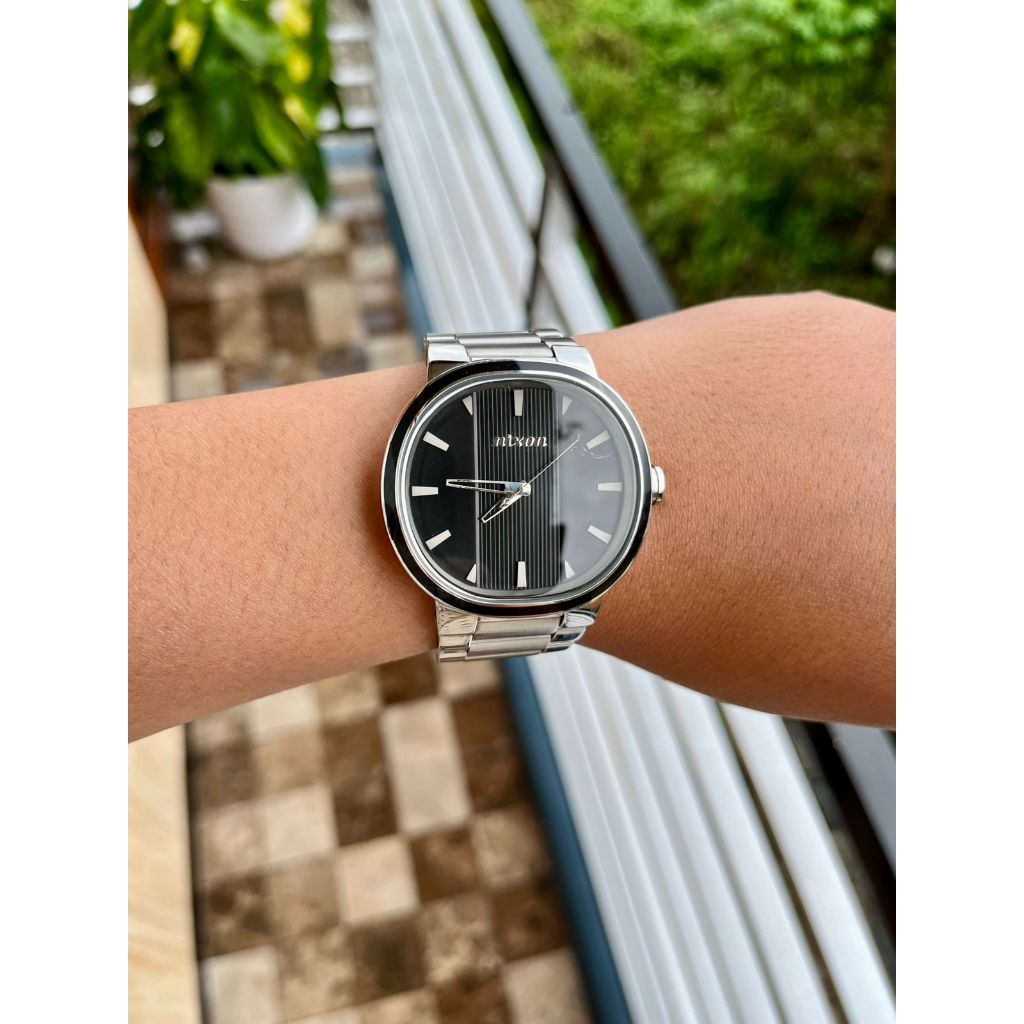 Nixon Jam Tangan Stainless Steel Silver Dial Garis Hitam Putih Elegan