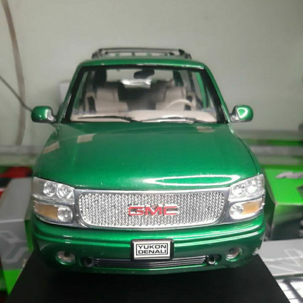 Diecast Welly Skala 1:18 GMC Yukon Denali Hijau Baru Bukan Bekas Komplit