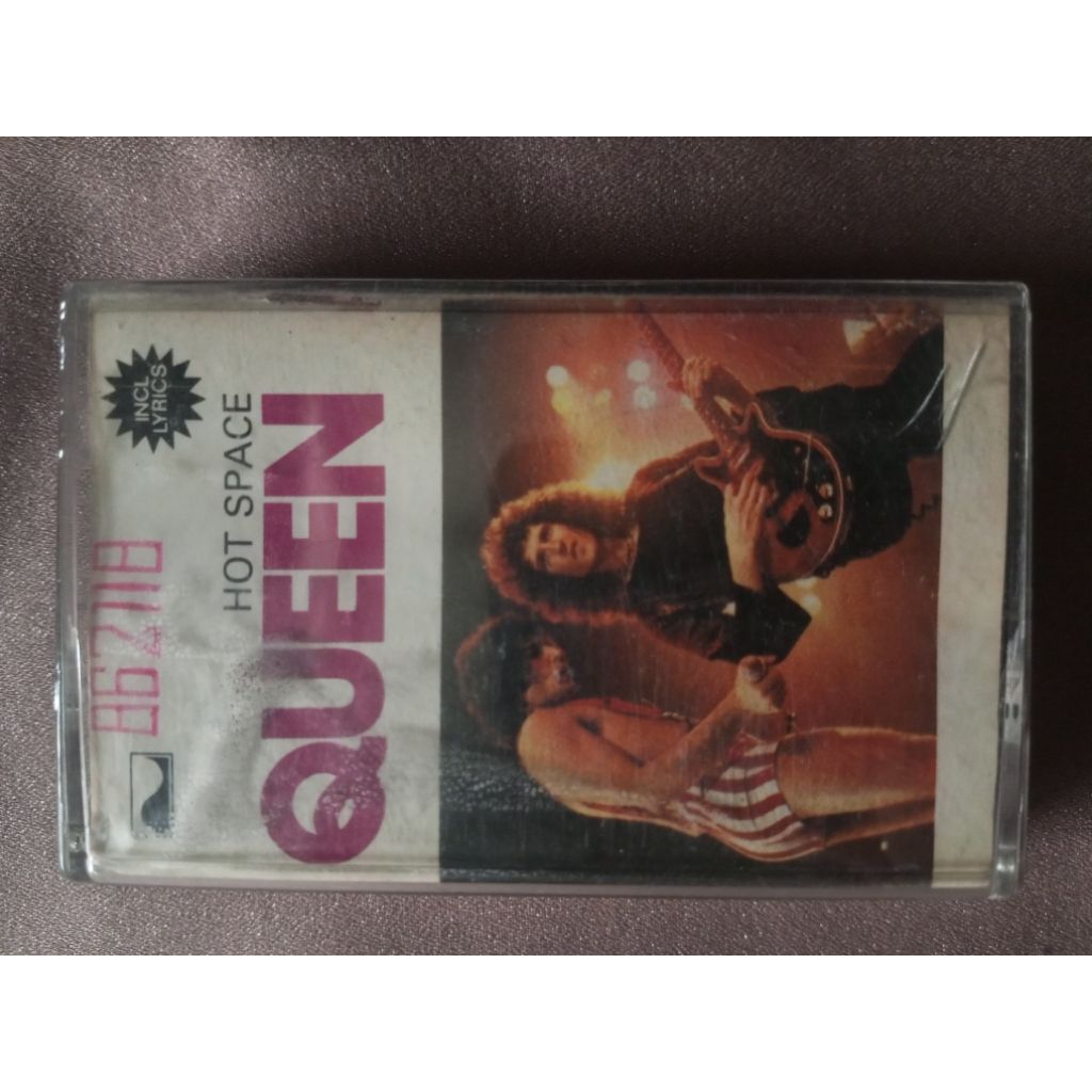 Kaset Pita QUEEN Hot Space