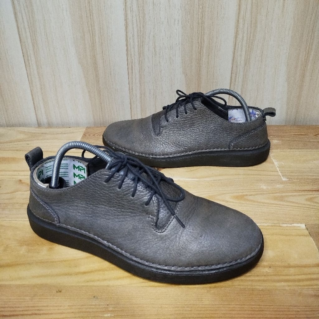 SEPATU KULIT CASUAL CLARK SIZE 42 KODE STUP00238 ADA MINUS