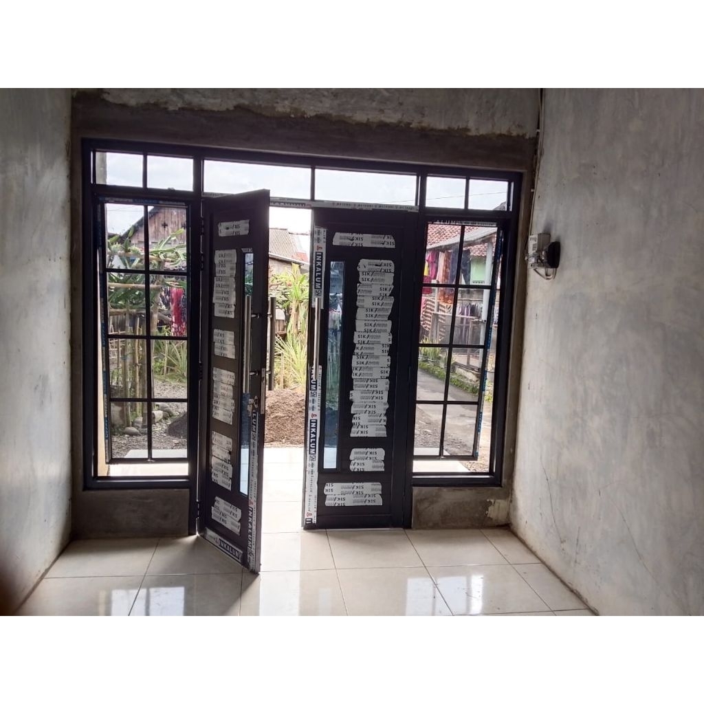 pintu aluminium satu set dengan jendela,kusen 4 in.kaca 5 mm.ukuran T220xL220