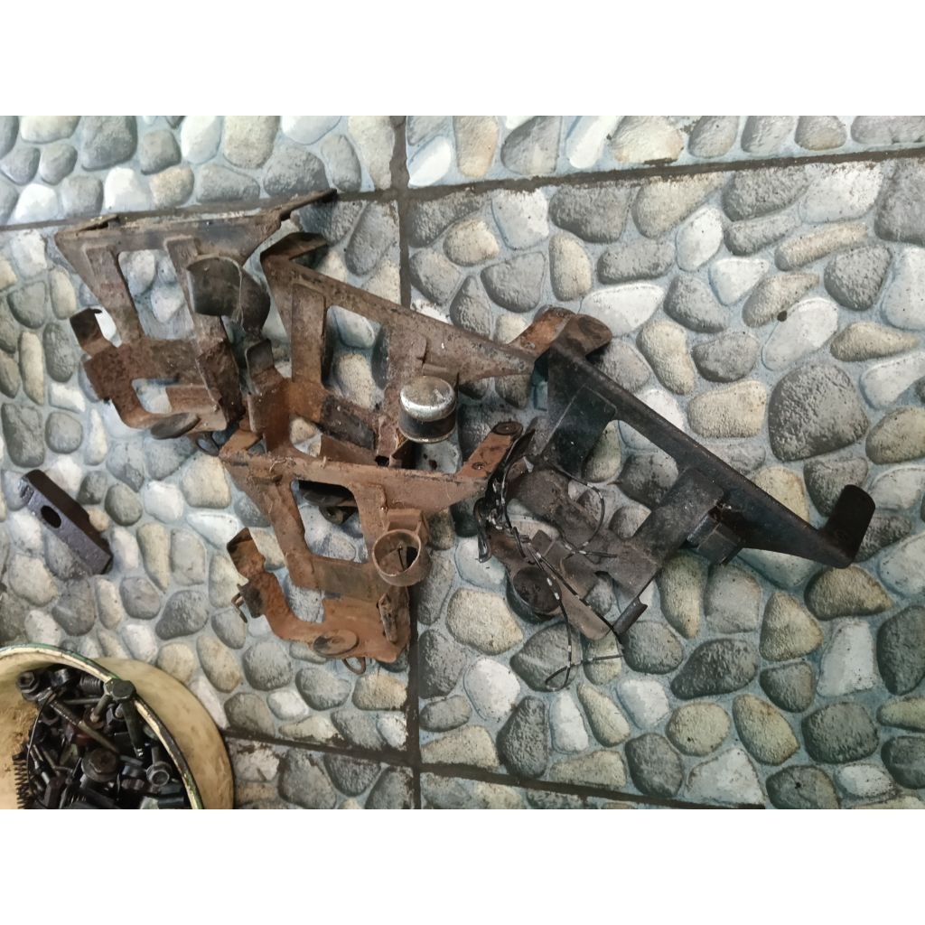 dudukan aki gl 100 original