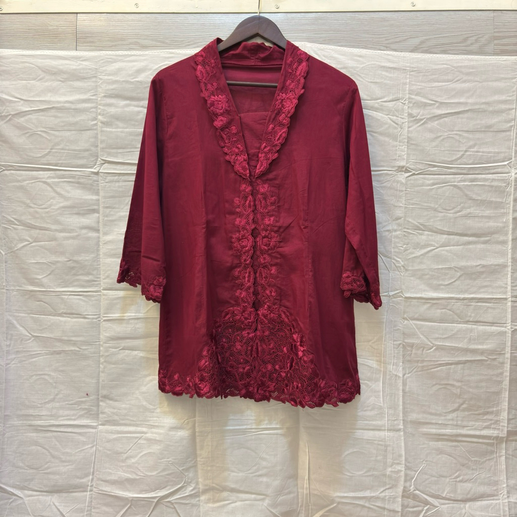 kebaya encim merah