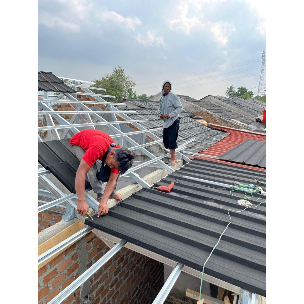 Renovasi rumah bongkar Atap lama ganti genteng metal pasir rangka baja ringan terpasang