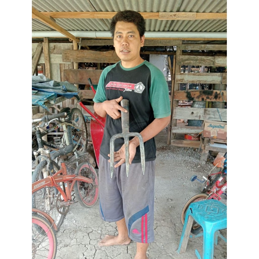 Garpu injak Tanah baja per