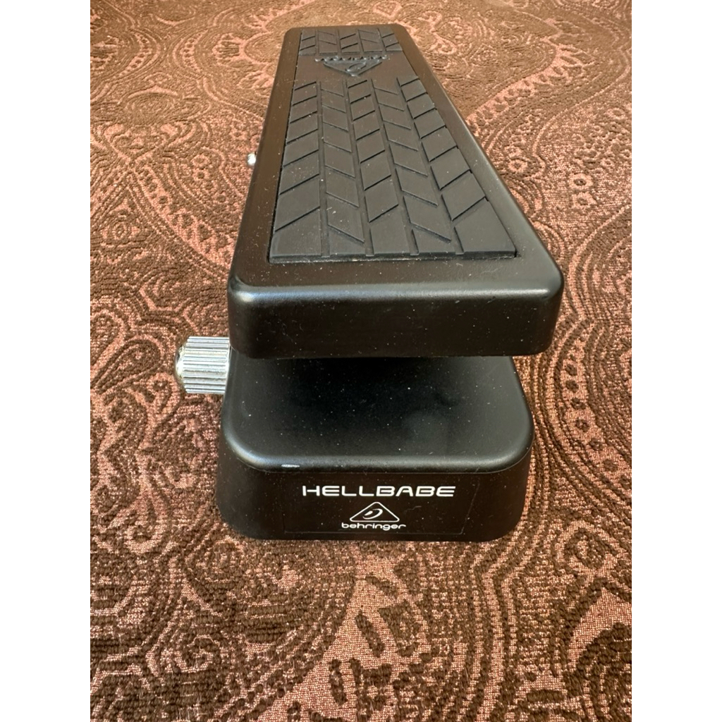 Efek gitar wah Behringer Hellbabe