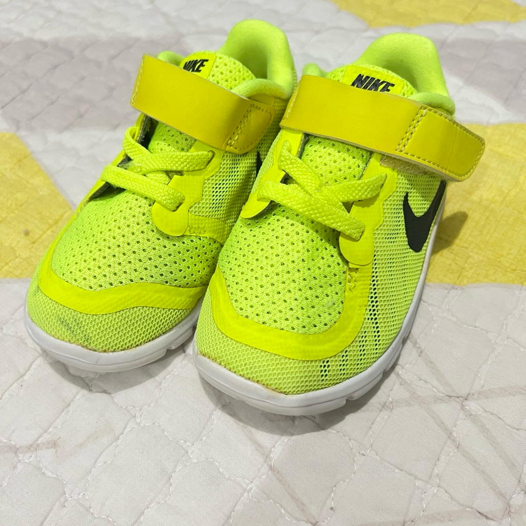 Sepatu anak nike preloved