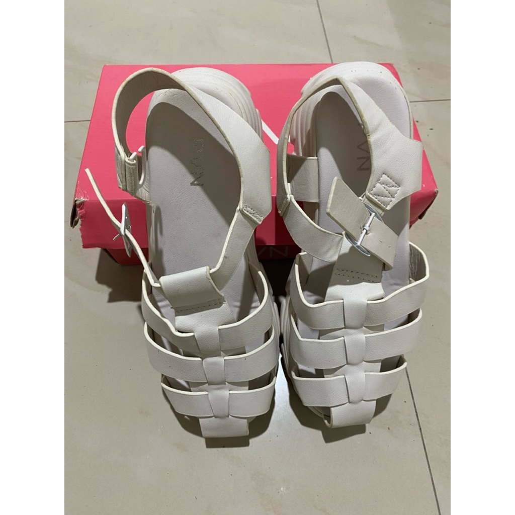 sandal pvn putih