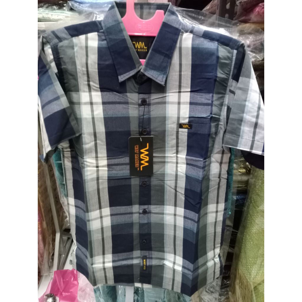 Kemeja kotak-kotak pria dewasa