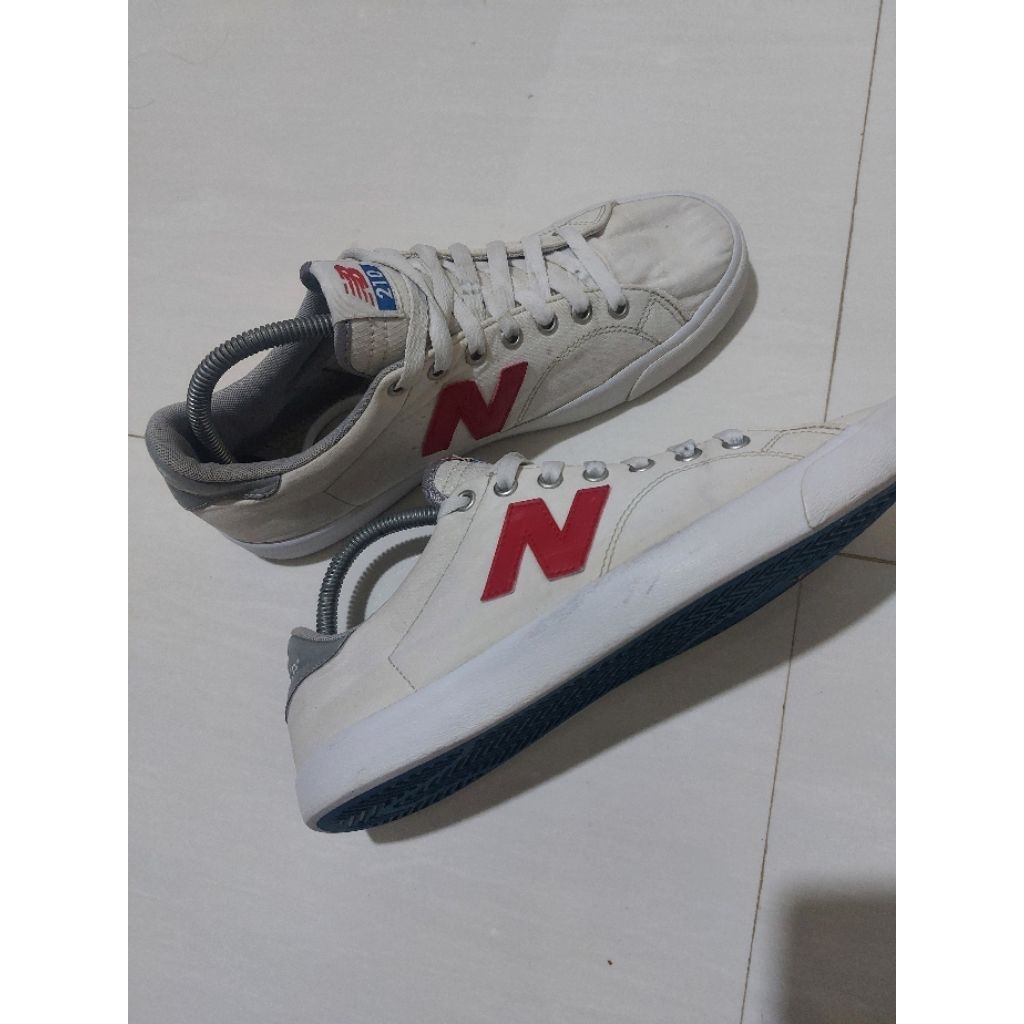 sepatu casual putih nb