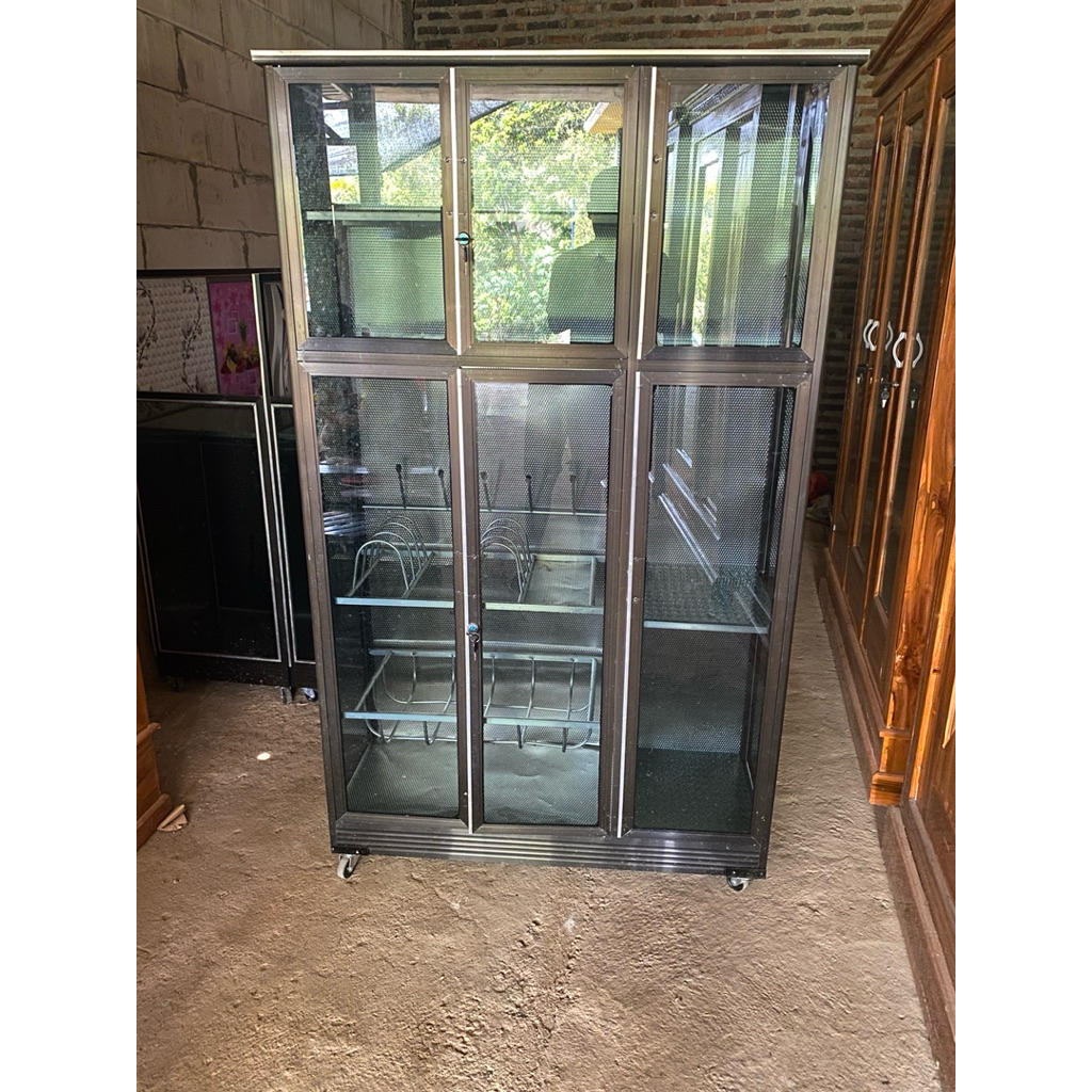 RAK PIRING TERTUTUP BAHAN KACA ALUMUNIUM