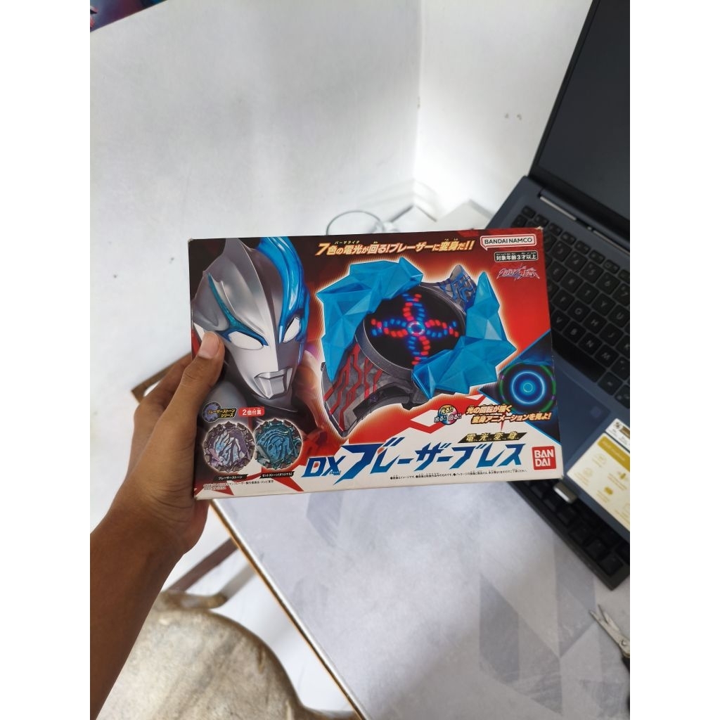 DX Blazar Brace bib dari Ultraman Blazar