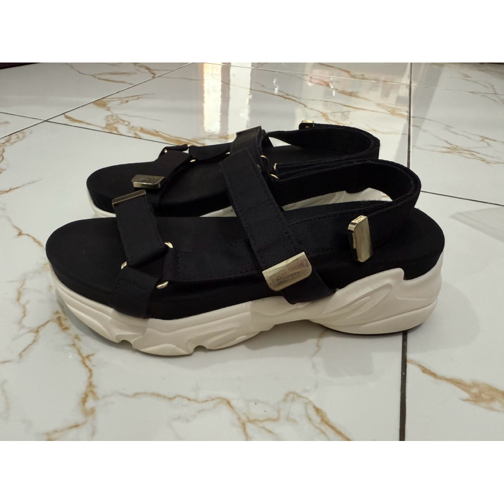 preloved sendal stradivarius size 37