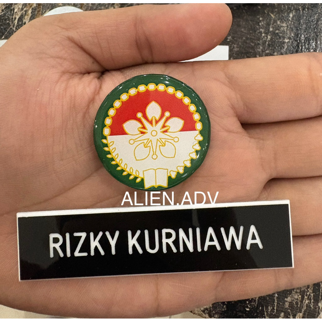 satu set papan nama gravir dan pin dharma wanita