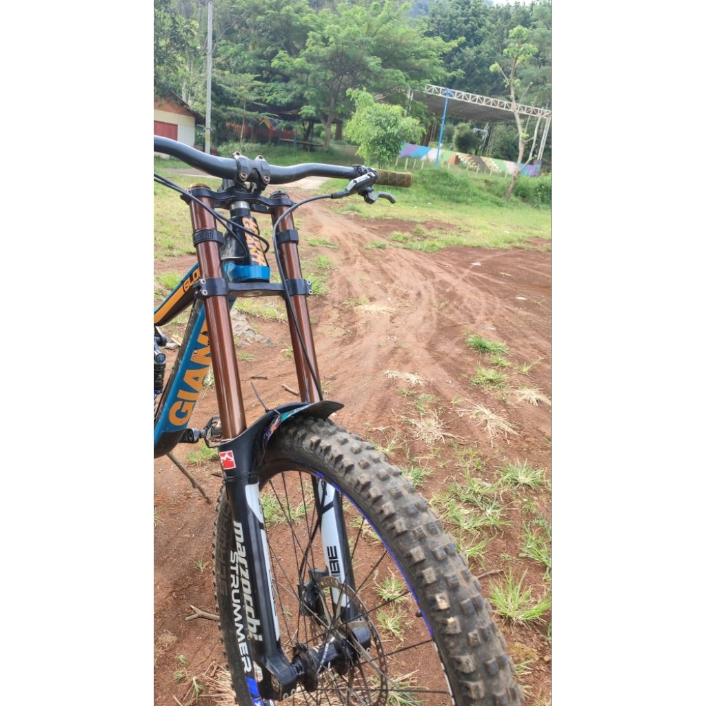 sepeda downhill giant glory 27.5
