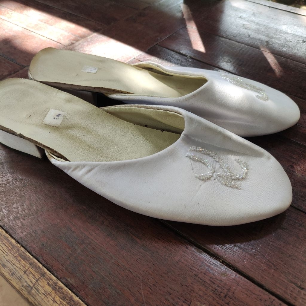 Sandal selop pengantin pria putih