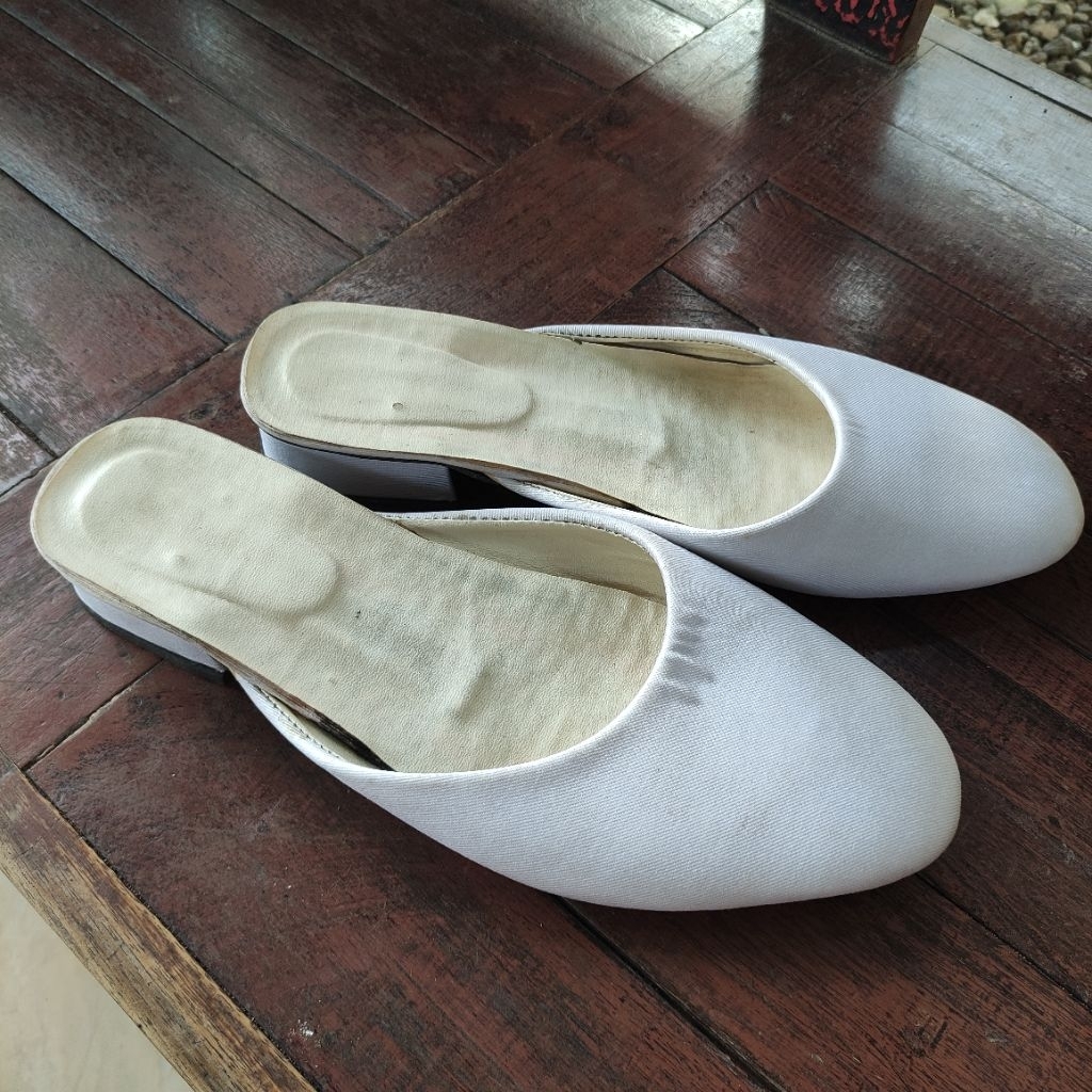 Sandal selop pengantin pria polos putih bersih