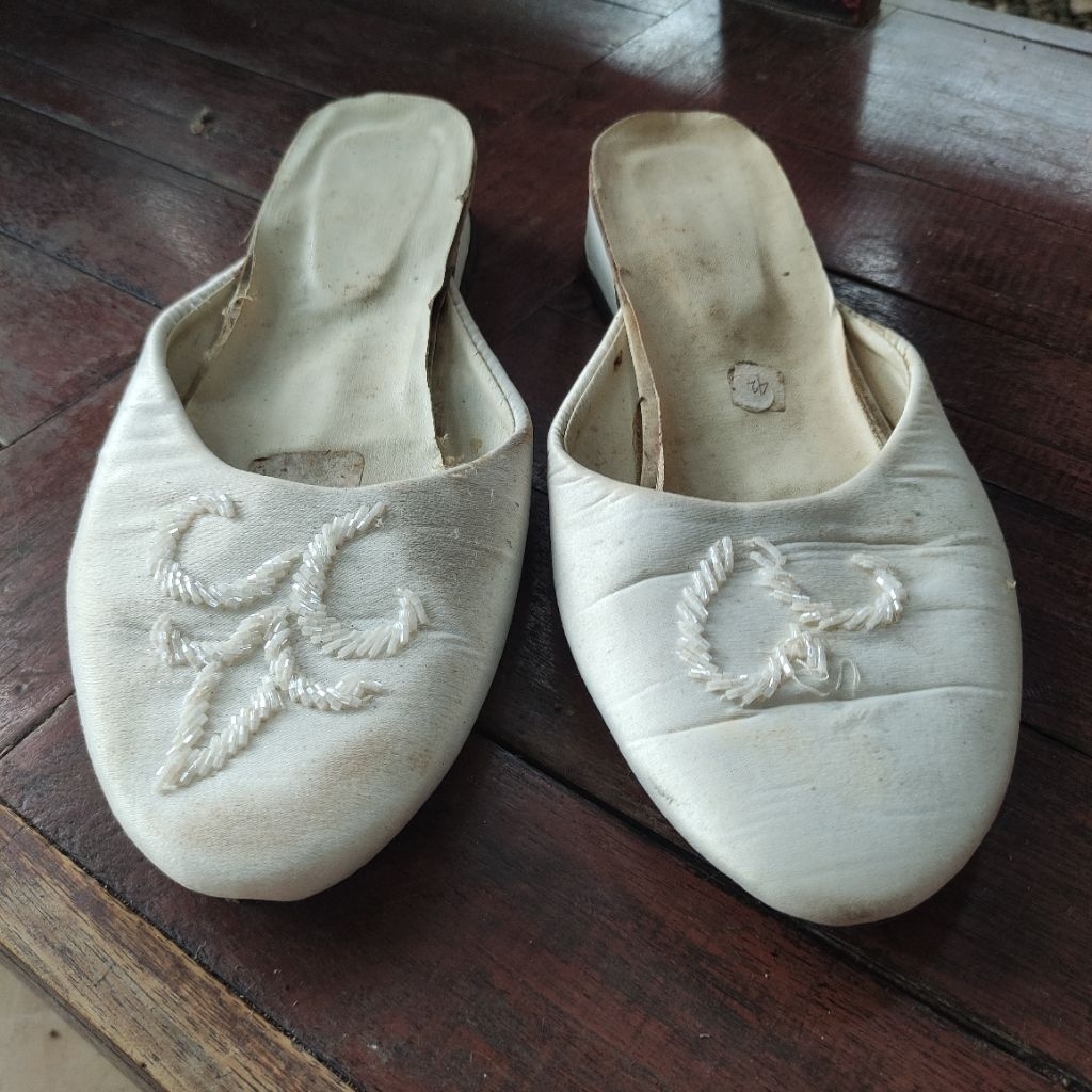 Sandal selop pengantin pria putih