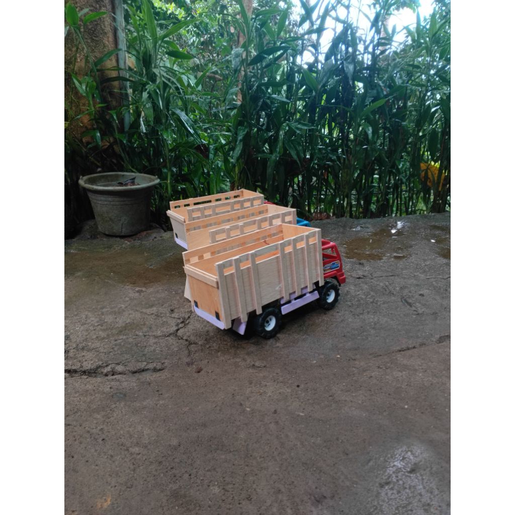 miniatur truk plastik bisa belok dan oleng, pintu belakang bisa dibuka tutup