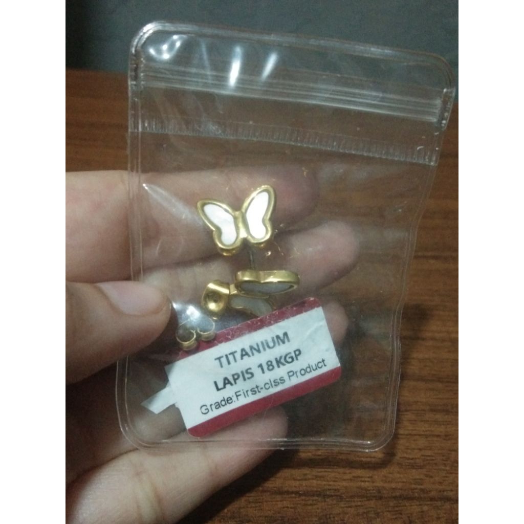 PRELOVED Baru dipakai seminggu Anting/Perhiasan Titanium/Emas Lapis 18 KGP Motif Kupu-Kupu
