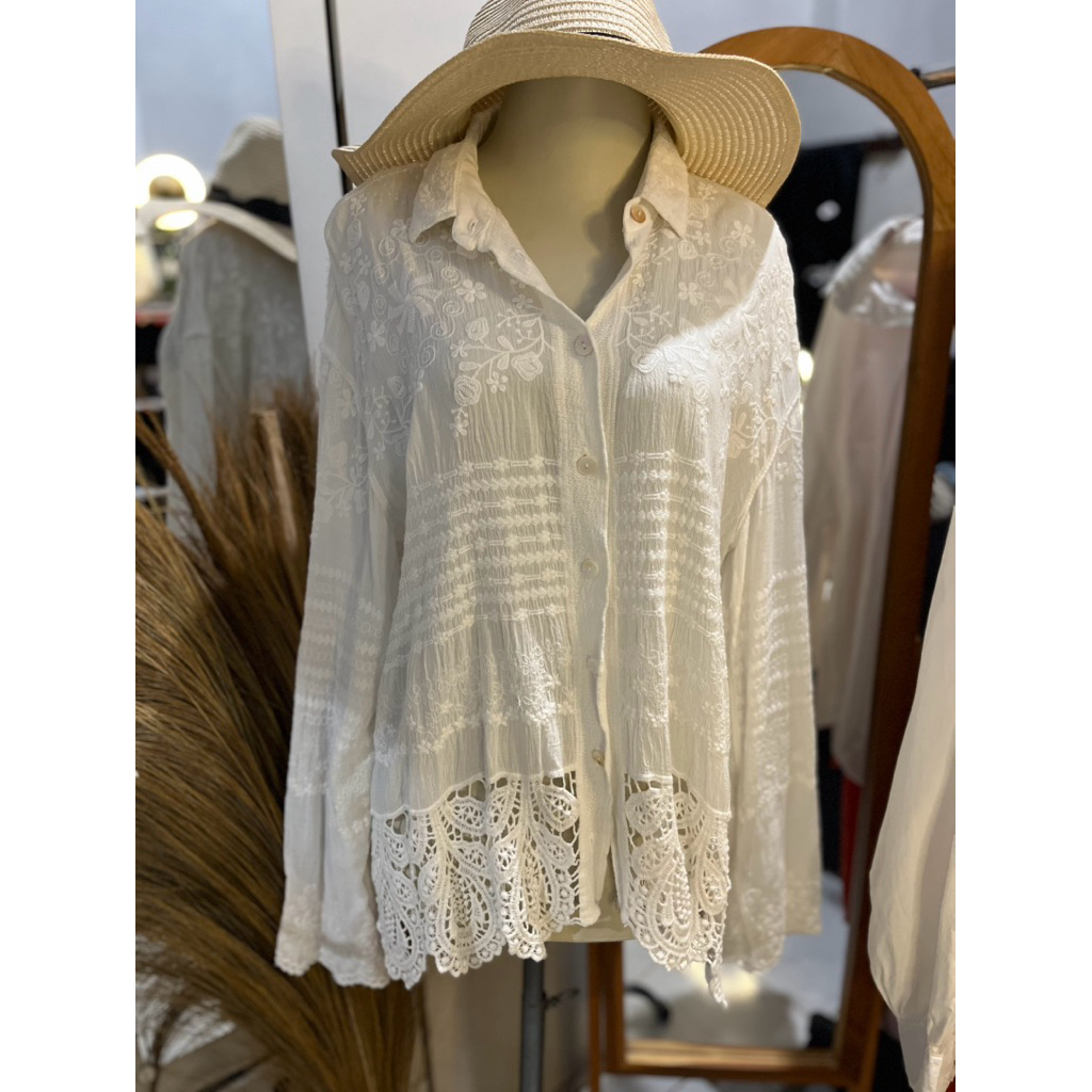 Blouse Kerah putih motif bordir wanita