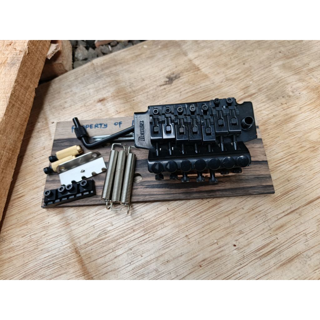 Tremolo Gitar Ibanez ILT1 7 String FLoyd Rose