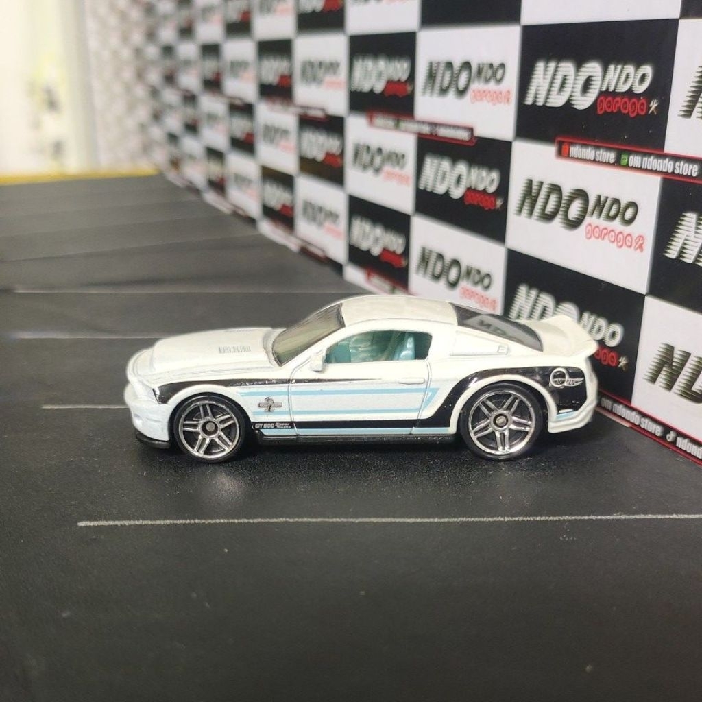Hot Wheels '10 Ford Shelby GT500 Super Snake White 2nd Loose - 2013 HW Showroom
